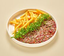 Тартар из говядины с картофелем фри