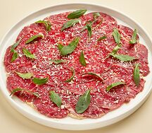 Карпаччо из говядины с пармезаном, трюфельным айоли и рукколой