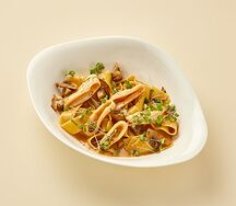Паста Паппарделле с кальмаром и грибами в устричном соусе 