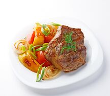 Стейк из свинины с обжаренными овощами