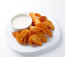 Картофель по-деревенски с чесночным соусом