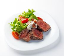 Медальоны из говядины с соус из белых грибов