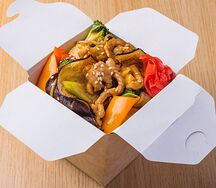 Пряная свинина с острым соусом шрирача