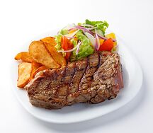 Стейк из говядины с овощами и картофельными дольками