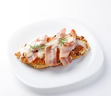 Хрустящая куриная грудка с сырным соусом