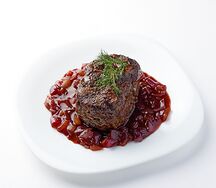Стейк из говядины с луковым конфитюром