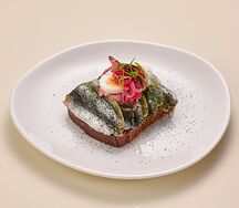 Смёрребрёд с килькой и свекольным кремом