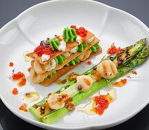 Мильфей с кальмаром, гребешком и спаржей