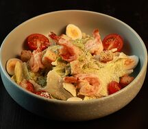 Салат Цезарь с креветками