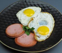 Яичница с колбасой 