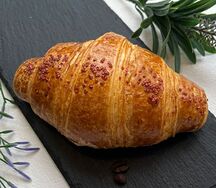 Круассан с малиной