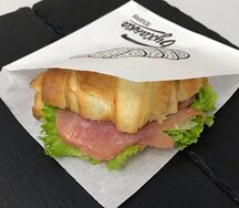 Круассан с красной рыбой и сливочным сыром