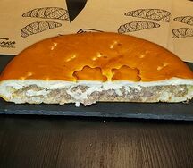 Половинка пирога с курицей и грибами