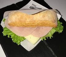 Сэндвич с ветчиной и сыром на чиабатте