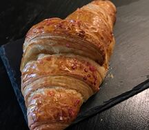 Круассан с малиной