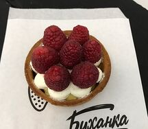 Тарталетка со свежей малиной