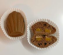 Мадлен шоколадный с карамелью в молочном шоколаде