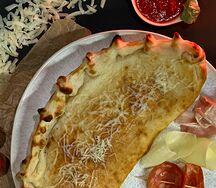Кальцоне с колбасками чоризо и беконом