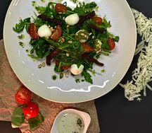 Капрезе с вялеными томатами