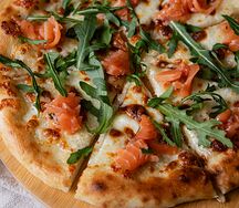 Пицца с лососем и рукколой