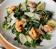 Салат с креветками,рукколой и авокадо