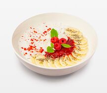 Рисовая каша с бананом и малиновым вареньем
