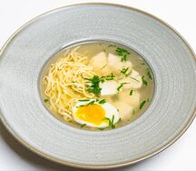 Куриный суп с домашней лапшой и яйцом