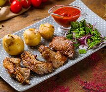 Шашлык из бараньей мякоти с молодым картофелем