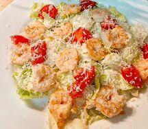Салат Цезарь с креветками 