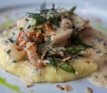 Морепродукты по-строгановски с древесными грибами и пюре