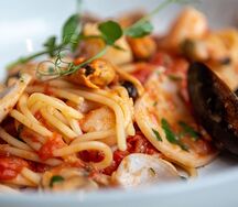 Спагетти с морепродуктами в сливочно-томатном соусе