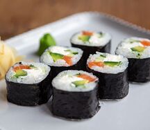 Ролл с креветкой, лососем и сливочным сыром