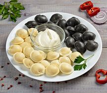 Пельмени чёрные и белые со сметаной