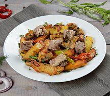 Жареный картофель мясом и овощами