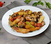 Жареный картофель с грибами и овощами