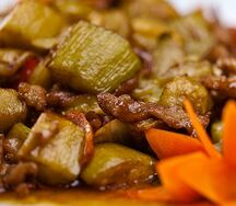 Жареные баклажаны со свининой в соусе