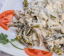 Салат из корнишонов с курицей в майонезе