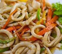 Кальмар с овощами в соусе