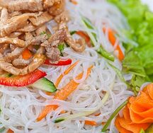 Салат из фунчозы со свининой и овощами