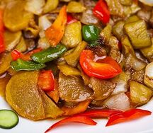 Жареные баклажаны с картофелем и сладким перцем