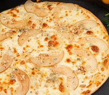 Пицца с грушей и сыром дорблю