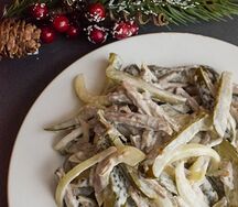 Салат из говядины с корнишонами под майонезным соусом