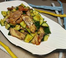 Свиная рулька с огурцом