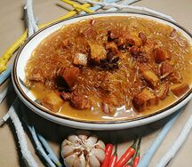 Крахмальная лапша с тушеной грудинкой