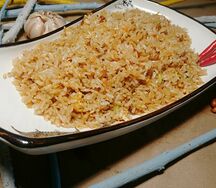 Жареный рис с овощами и соевым соусом