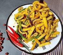 Картофель фри с кольцами кальмара