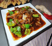 Жареный говяжий язык с овощами