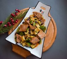 Салат из говядины с огурцом и арахисом