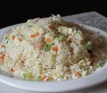 Рис, жаренный с яйцом и креветками