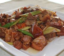 Рулька с болгарским перцем и зеленым луком